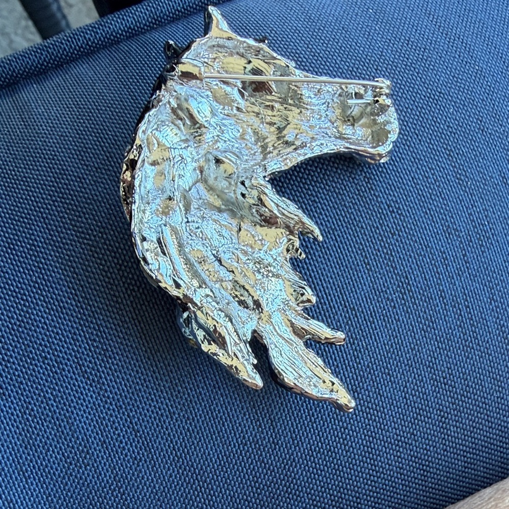 Elegant Silver and Black Horse Brooch - Picture 2 of 2